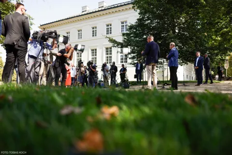 Friedrich Merz und Alexander Dobrindt geben ein Statement vor Journalisten ab