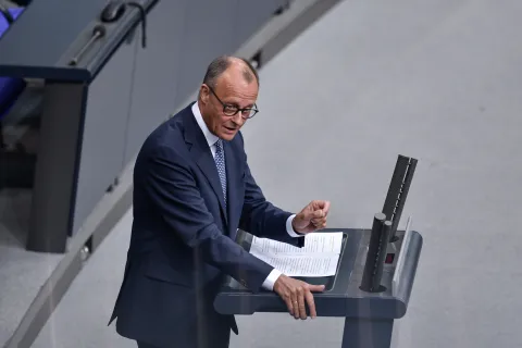 Friedrich Merz steht am Rednerpult und hält eine Rede im Bundestag im Rahmen der Generaldebatte zum Bundeshaushalt