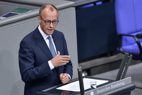 Friedrich Merz steht am Rednerpult und hält eine Rede im Bundestag im Rahmen der Generaldebatte zum Bundeshaushalt