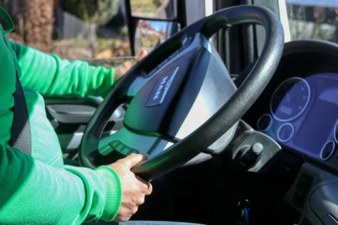 Berufskraftfahrer lenkt einen LKW