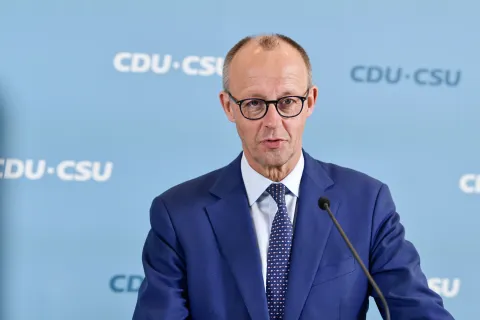 Friedrich Merz gibt ein Statement vor der Fraktionssitzung ab