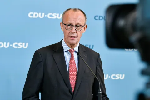 Friedrich Merz gibt ein Statement vor der Fraktionssitzung der CDU/CSU ab