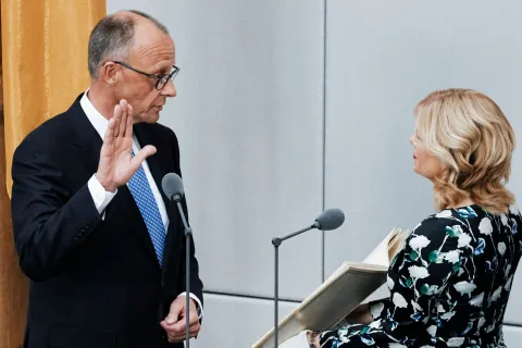 Der neue Bundeskanzler wird im Bundestag vereidigt. 