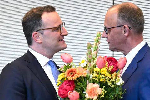 Friedrich Merz gratuliiert Jens Spahn zur Wahl als neuen Fraktionsvorsitzenden der CDU/CSU-Fraktion im Deutschen Bundestag,