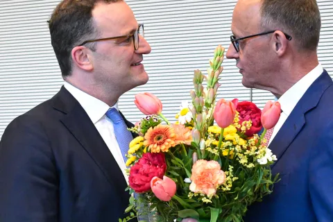 Friedrich Merz gratuliiert Jens Spahn zur Wahl als neuen Fraktionsvorsitzenden der CDU/CSU-Fraktion im Deutschen Bundestag,