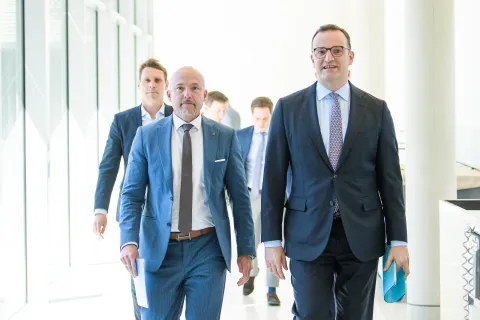 Jens Spahn und Alexander Hoffmann auf dem Weg zum Statement