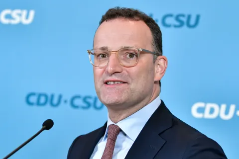 Foto von Jens Spahn während er ein Pressestatement vor der Fraktionssitzung abgibt