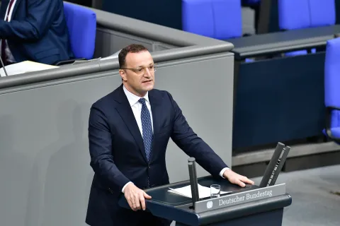 Foto von Jens Spahn am Rednerpult im Plenum des Deutschen Bundestags