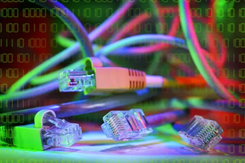 Foto von LAN-Computerkabeln als Symbol für Digitalisierung