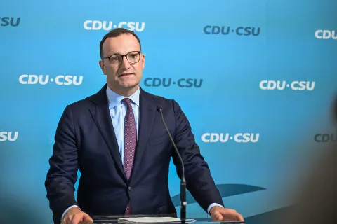 Jens Spahn gibt ein Statement ab