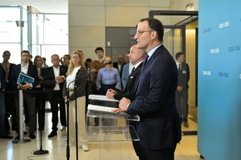 CDU/CSU-Fraktionsvorsitzender Jens Spahn und Landesgruppenchef Alexander Hoffmann geben ein Statement vor der Fraktionssitzung ab