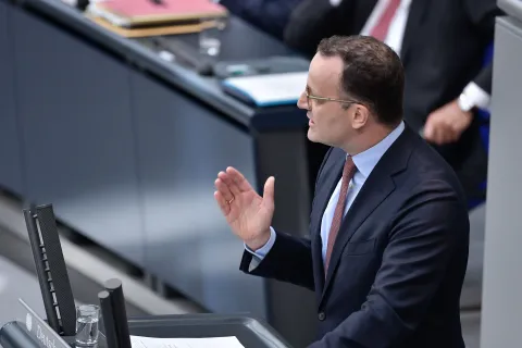 Jens Spahn steht am Rednerpult und hält eine Rede im Deutschen Bundestag