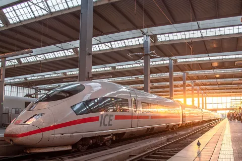 Deutsche Bahn ICE Hochgeschwindigkeitszug am Münchner Bahnhof