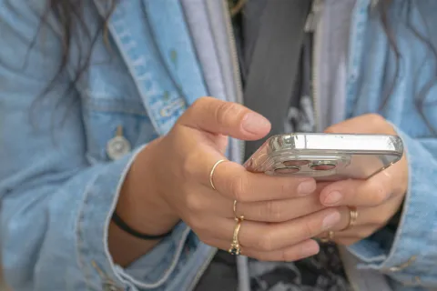 Jugendliche am Smartphone