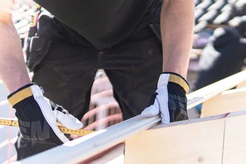 Zimmermann bei der Arbeit