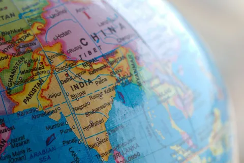 Globus mit Kartenausschnitt von Indien und Pakistan