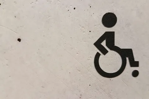 Rollstuhl als Symbol für die Teilhabe von Menschen mit Behinderung