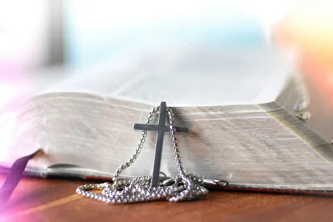 Bibel mit Kreuz 