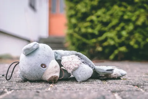 Foto eines Teddybären liegend auf der Straße