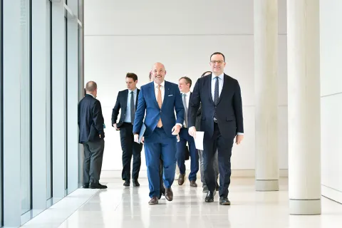 Jens Spahn und Alexander Hoffmann auf dem Weg zum Statement vor der Fraktionssitzung