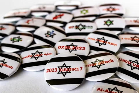Anstecknadeln mit der Aufschrift "Terror Attack" zum Jahrestages des Angriffs der Hamas auf Israel vom 7. Oktober 2023