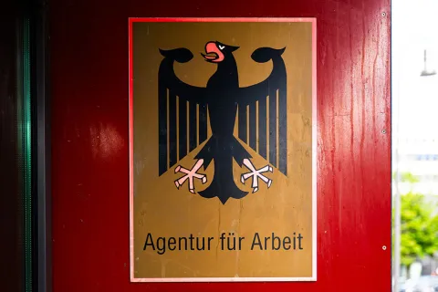 Schild mit Adler und der Aufschrift "Agentur für Arbeit"