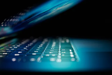 Nahaufnahme eines Laptops in den Farben blau und weiß