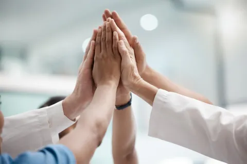Hände von Gesundheitsberufen in Zusammenarbeit für ein gemeinsames Ziel [Ärzte, Pflegekräfte, Gesundheitswesen]
