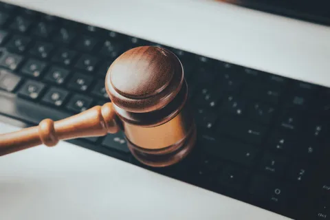 Ein holzerner Gaven sitzt auf einer Computertastatur 