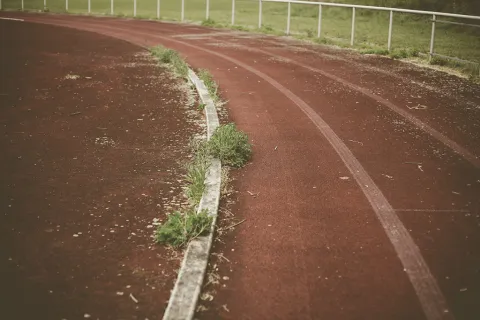 Marode Laufbahn einer Sportanlage