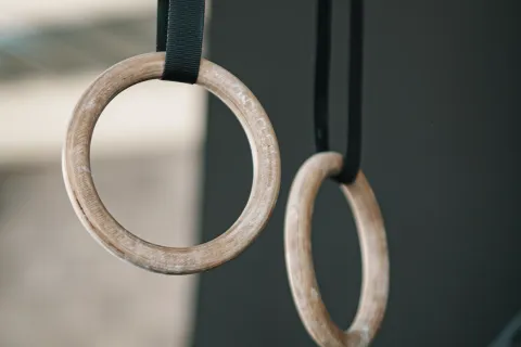 Zwei Turnringe hängen von der Decke