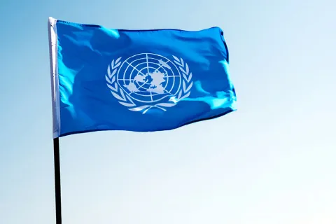 Flagge der Vereinten Nationen weht im Wind