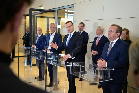 Pressestatement der Bundestagsfraktionen von CDU/CSU und SPD mit den Fraktionsvorsitzenden Jens Spahn und Matthias Miersch, dem Vorsitzenden der CSU im Bundestag, Alexander Hoffmann, sowie dem Bundesminister der Verteidigung, Boris Pistorius