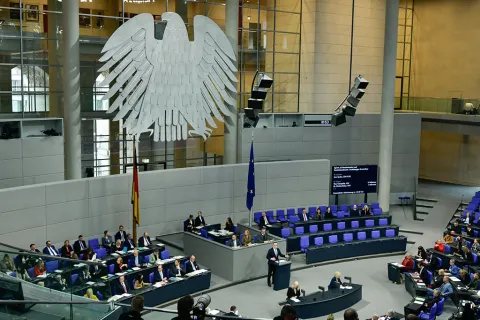 Jens Spahn spricht im Plenum
