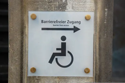 Schild mit Text Barrierefreier Zugang und Rollstuhl als Symbolbild