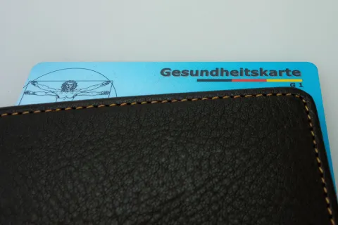 Gesundheitskarte schaut aus einem Geldbeutel hervor