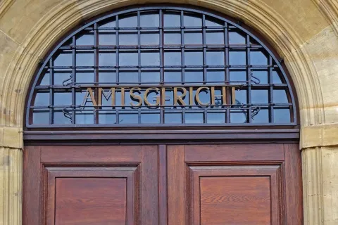 Schriftzug mit dem Text "Amtsgericht" oberhalb einer Tür 
