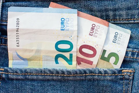 Euroscheine, die aus einer Tasche einer Jeans herausschauen