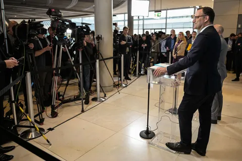 Jens Spahn gibt ein Statement vor der Fraktionssitzung ab 