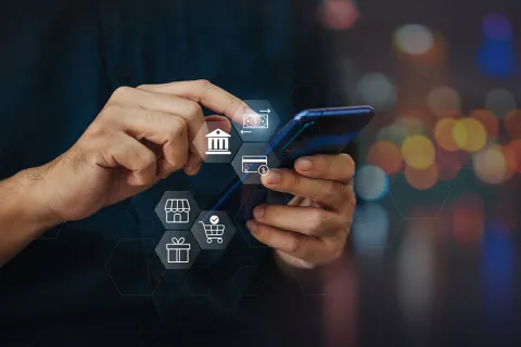 Person mit Handy in der Hand Zahlung Online-Shopping und Internet-Banking-Anwendung für Geldtransaktionen als Symbol für digitalen Verbraucherschutz