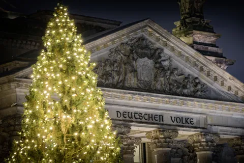 Beleuchteter Weihnachtsbaum vor dem Reichstag in Berlin 