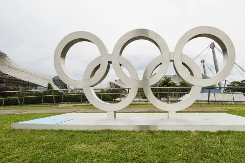Olympische Ringe vor dem Gelände der Olympischen Spiele 1972 in München