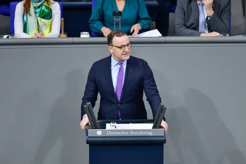 Fraktionsvorsitzender Jens Spahn am Rednerpult im Plenum des Deutschen Bundestags