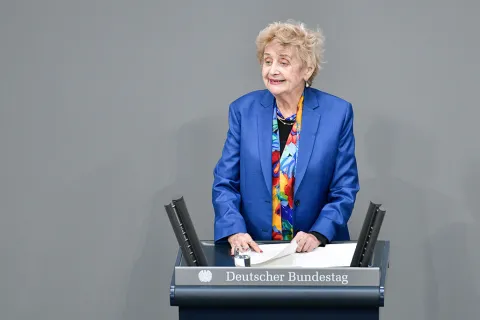 Auschwitz-Überlebende Tova Friedman am Rednerpult des Deutschen Bundestags während der Gedenkstunde zum Tag der Opfer des Nationalsozialismus