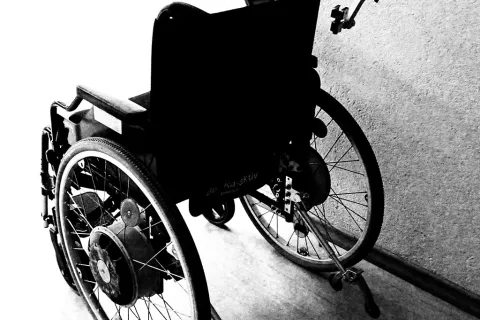 Rollstuhl in Schwarz-weiss