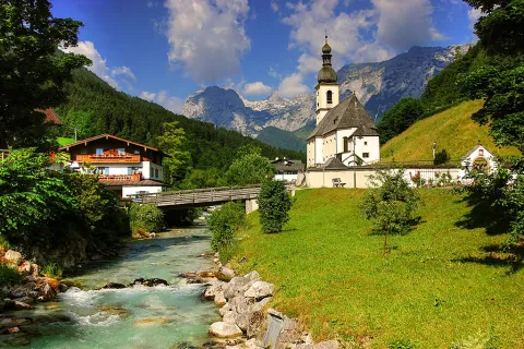 Kirche und Ferienhaus in bayrischer Bergregion 