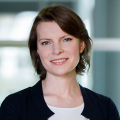 Emmi Zeulner, Quelle: CDU/CSU-Fraktion im deutschen Bundestagstag, Fotograf: Tobias Koch | Creative Commons-Lizenz CC BY-ND-4.0 Emmi Zeulner