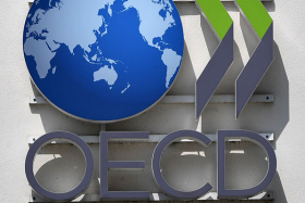 Das Logo der OECD - Organisation für wirtschaftliche Zusammenarbeit und Entwicklung, fotografiert am 31.05.2016 in Berlin in der Schumannstraße.