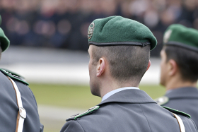 Soldat von hinten beim Bundeswehr Gelöbnis