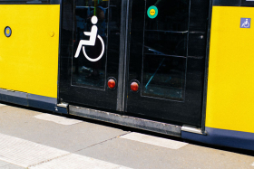 Straßenbahn der BVG mit Symbolbild Rollstuhl